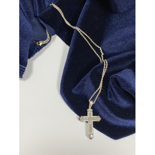 113 - AN 18CT DIAMOND & CABOCHON RUBY CROSS PENDANT NECKLACE, the pendant is set with baguette and round c... 