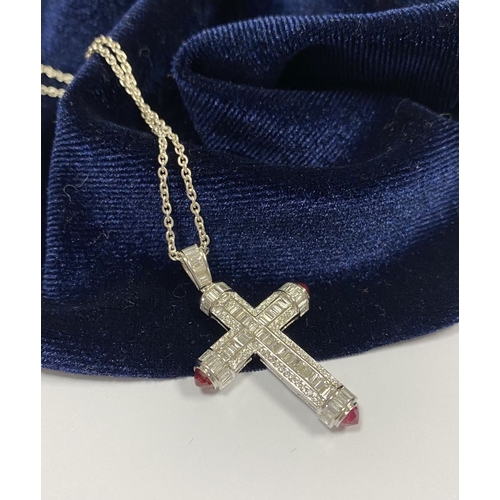 113 - AN 18CT DIAMOND & CABOCHON RUBY CROSS PENDANT NECKLACE, the pendant is set with baguette and round c... 