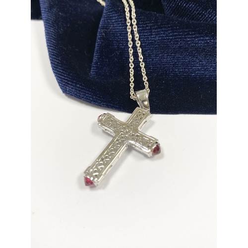 113 - AN 18CT DIAMOND & CABOCHON RUBY CROSS PENDANT NECKLACE, the pendant is set with baguette and round c... 