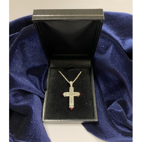 113 - AN 18CT DIAMOND & CABOCHON RUBY CROSS PENDANT NECKLACE, the pendant is set with baguette and round c... 