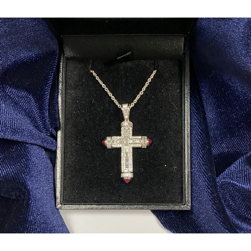 113 - AN 18CT DIAMOND & CABOCHON RUBY CROSS PENDANT NECKLACE, the pendant is set with baguette and round c... 