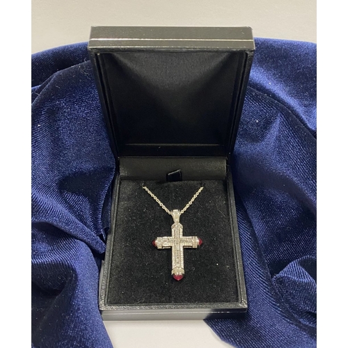 113 - AN 18CT DIAMOND & CABOCHON RUBY CROSS PENDANT NECKLACE, the pendant is set with baguette and round c... 