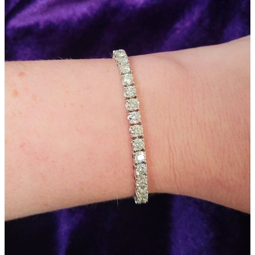 116 - AN 18CT WHITE GOLD DIAMOND TENNIS BRACELET, a lovely sparking diamond bracelet, with 24 stones set i... 