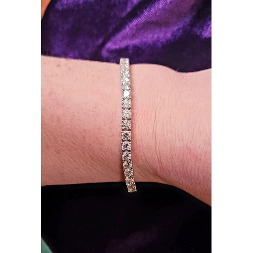 116 - AN 18CT WHITE GOLD DIAMOND TENNIS BRACELET, a lovely sparking diamond bracelet, with 24 stones set i... 