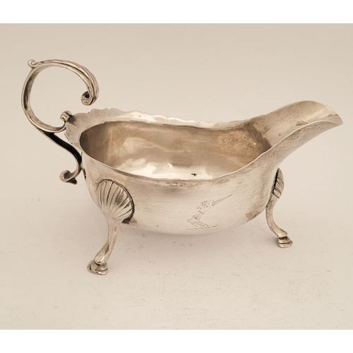 119 - AN IRISH 18TH CENTURY – CORK – SILVER SAUCE BOAT BY GEORGE HODDER, the boat has a scalloped edge and... 