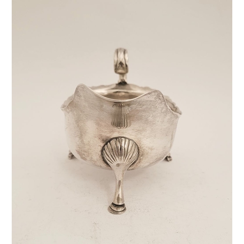 119 - AN IRISH 18TH CENTURY – CORK – SILVER SAUCE BOAT BY GEORGE HODDER, the boat has a scalloped edge and... 