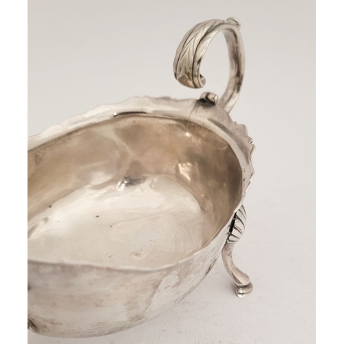 119 - AN IRISH 18TH CENTURY – CORK – SILVER SAUCE BOAT BY GEORGE HODDER, the boat has a scalloped edge and... 