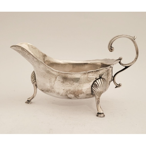 119 - AN IRISH 18TH CENTURY – CORK – SILVER SAUCE BOAT BY GEORGE HODDER, the boat has a scalloped edge and... 