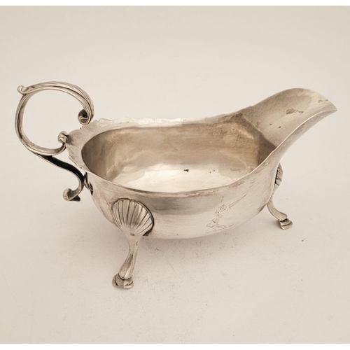 119 - AN IRISH 18TH CENTURY – CORK – SILVER SAUCE BOAT BY GEORGE HODDER, the boat has a scalloped edge and... 