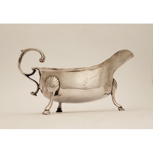 119 - AN IRISH 18TH CENTURY – CORK – SILVER SAUCE BOAT BY GEORGE HODDER, the boat has a scalloped edge and... 