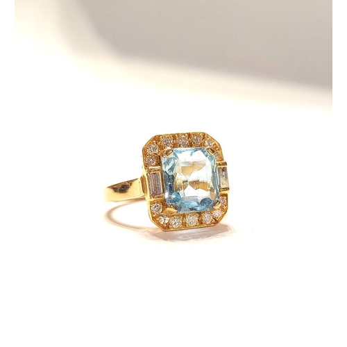 120 - A PRETTY 18CT YELLOW GOLD AQUAMARINE & DIAMOND CLUSTER RING, with a large central pale blue aquamari... 