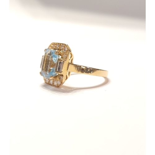 120 - A PRETTY 18CT YELLOW GOLD AQUAMARINE & DIAMOND CLUSTER RING, with a large central pale blue aquamari... 