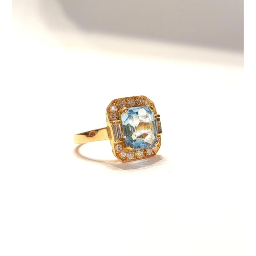 120 - A PRETTY 18CT YELLOW GOLD AQUAMARINE & DIAMOND CLUSTER RING, with a large central pale blue aquamari... 