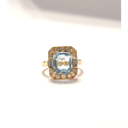 120 - A PRETTY 18CT YELLOW GOLD AQUAMARINE & DIAMOND CLUSTER RING, with a large central pale blue aquamari... 