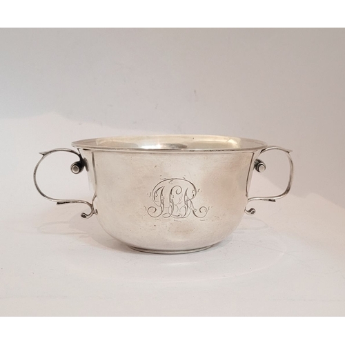 124 - AN EARLY 20TH CENTURY SILVER TWO HANDLED BOWL, Chester hallmarks, with a date letter of ‘B’ for 1902... 