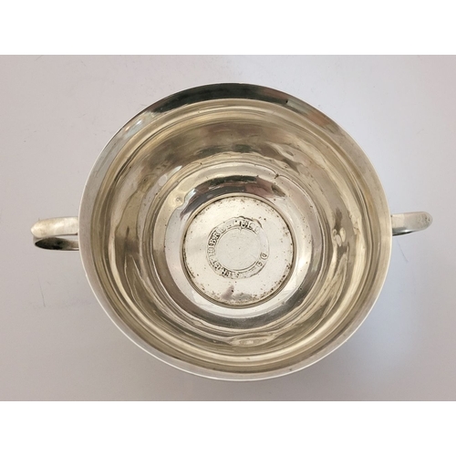 124 - AN EARLY 20TH CENTURY SILVER TWO HANDLED BOWL, Chester hallmarks, with a date letter of ‘B’ for 1902... 