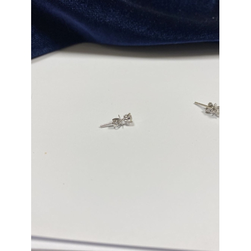 128 - A PAIR OF 18CT WHITE GOLD DIAMOND STUD EARRINGS, beautiful round cut diamonds in 18ct white gold set... 