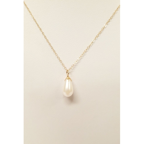 129 - A LOVELY CASED 9CT YELLOW GOLD & PEARL EARRING & PENDANT NECKLACE SET, presented in a lovely mirrore... 