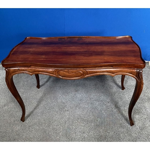 130 - AN EXCELLENT ROSEWOOD COMBINATION GAMES TABLE, serpentine shaped, the top can be overturned to revea... 