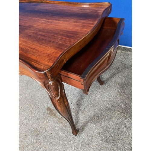 130 - AN EXCELLENT ROSEWOOD COMBINATION GAMES TABLE, serpentine shaped, the top can be overturned to revea... 