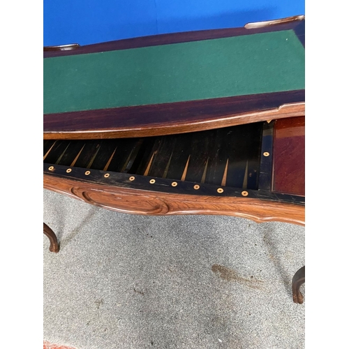 130 - AN EXCELLENT ROSEWOOD COMBINATION GAMES TABLE, serpentine shaped, the top can be overturned to revea... 