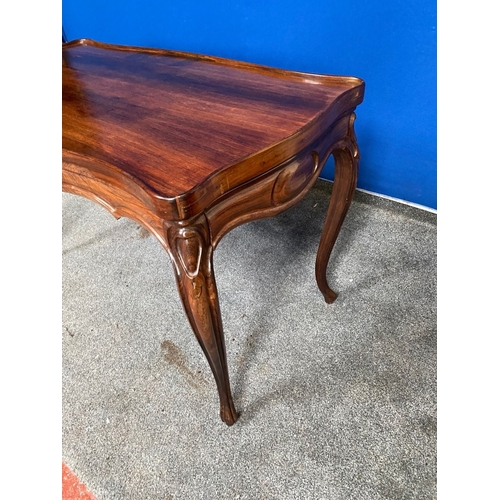 130 - AN EXCELLENT ROSEWOOD COMBINATION GAMES TABLE, serpentine shaped, the top can be overturned to revea... 