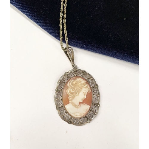 134 - A LOVELY SILVER FILIGREE CAMEO PENDANT ON GOLD NECKLACE, the finely carved oval cameo is bezel set w... 