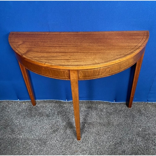 136 - A GOOD QUALITY MAHOGANY INLAID HALF MOON HALL/SIDE TABLE, with inlay to top, frieze and tapered legs... 