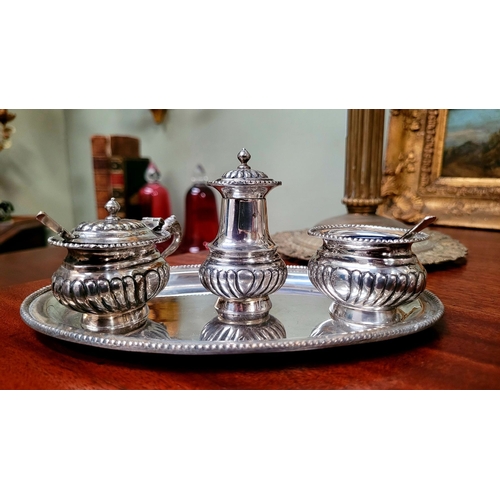 148 - A VERY GOOD QUALITY ANTIQUE STERLING SILVER CONDIMENT SET with silver tray, comprising of a blue lin... 