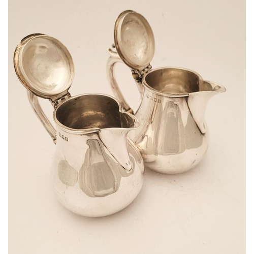 152 - A VERY FINE & GOOD QUALITY PAIR OF SILVER BREAKFAST TEAPOTS BY GOLDSMITHS & SILVERSMITHS CO. LTD, LO... 