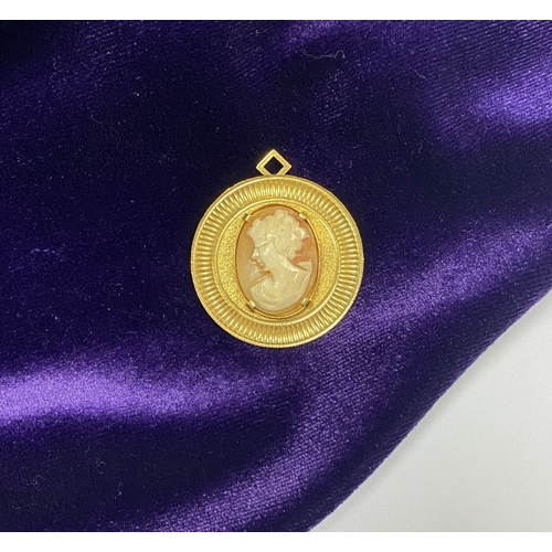 158 - A BEAUTIFUL 9CT YELLOW GOLD MOUNTED CAMEO PENDANT, with nicely carved oval cameo set on circular 9ct... 