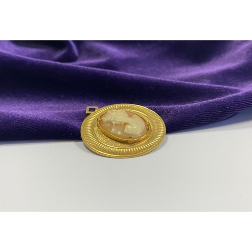 158 - A BEAUTIFUL 9CT YELLOW GOLD MOUNTED CAMEO PENDANT, with nicely carved oval cameo set on circular 9ct... 