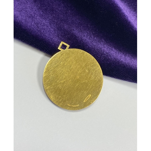 158 - A BEAUTIFUL 9CT YELLOW GOLD MOUNTED CAMEO PENDANT, with nicely carved oval cameo set on circular 9ct... 