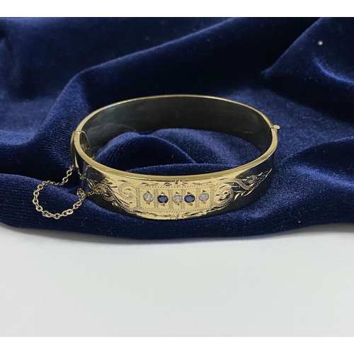 164 - A BEAUTIFUL 9CT GOLD PLATED GEMSET BANGLE BRACELET, with two round cut blue gemstones and three roun... 