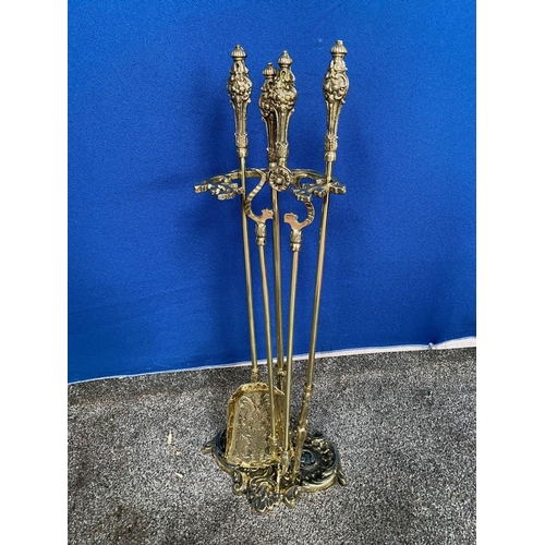 165 - AN EXCELLENT POLISHED BRASS FIRE COMPANION SET, to include shovel, poker and tongs on stand, all wit... 