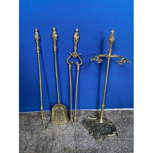 165 - AN EXCELLENT POLISHED BRASS FIRE COMPANION SET, to include shovel, poker and tongs on stand, all wit... 