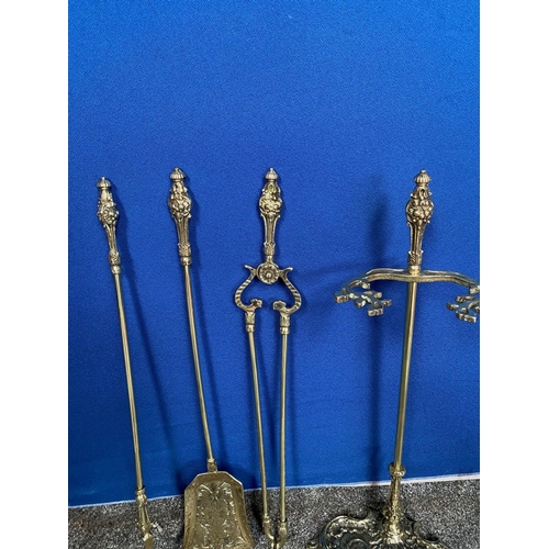 165 - AN EXCELLENT POLISHED BRASS FIRE COMPANION SET, to include shovel, poker and tongs on stand, all wit... 