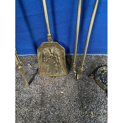 165 - AN EXCELLENT POLISHED BRASS FIRE COMPANION SET, to include shovel, poker and tongs on stand, all wit... 