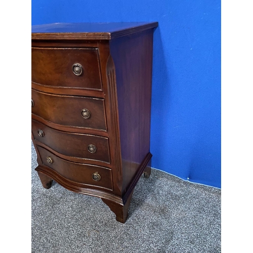 183 - A NEAT SIZED FOUR DRAWER CHEST OF DRAWERS, serpentine shape, with crossbanding to top and reeded bor... 