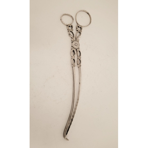 184 - A VERY GOOD 18TH CENTURY GEORGE III IRISH SILVER ASPARAGUS TONGS, circa 1775, nicely decorated hinge... 