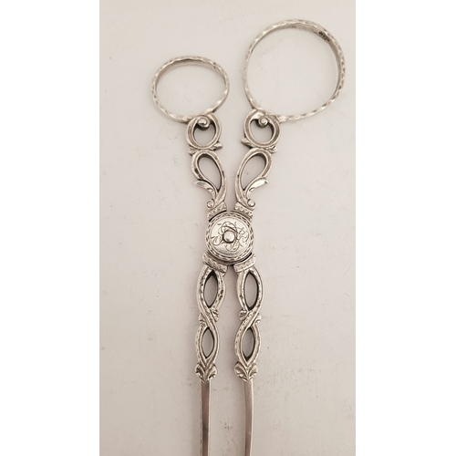 184 - A VERY GOOD 18TH CENTURY GEORGE III IRISH SILVER ASPARAGUS TONGS, circa 1775, nicely decorated hinge... 