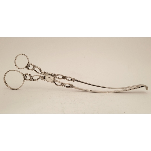 184 - A VERY GOOD 18TH CENTURY GEORGE III IRISH SILVER ASPARAGUS TONGS, circa 1775, nicely decorated hinge... 