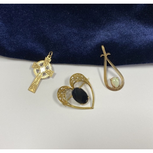 187 - A JEWELLERY LOT TO INCLUDE AN IRISH GOLD CROSS PENDANT, engraved to front, hallmarked to reverse Mak... 