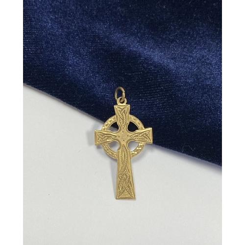 187 - A JEWELLERY LOT TO INCLUDE AN IRISH GOLD CROSS PENDANT, engraved to front, hallmarked to reverse Mak... 