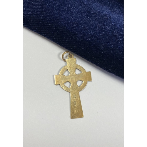 187 - A JEWELLERY LOT TO INCLUDE AN IRISH GOLD CROSS PENDANT, engraved to front, hallmarked to reverse Mak... 