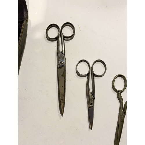 194 - A MIXED LOT TO INCLUDE (i) a vintage leather scissors case, includes one engraved scissors marked Ma... 