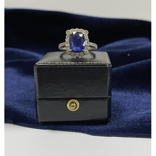 2 - A VERY BEAUTIFUL 18CT WHITE GOLD ART DECO INSPIRED CEYLON SAPPHIRE & DIAMOND CLUSTER RING, the centr... 