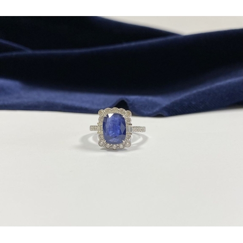 2 - A VERY BEAUTIFUL 18CT WHITE GOLD ART DECO INSPIRED CEYLON SAPPHIRE & DIAMOND CLUSTER RING, the centr... 