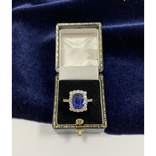 2 - A VERY BEAUTIFUL 18CT WHITE GOLD ART DECO INSPIRED CEYLON SAPPHIRE & DIAMOND CLUSTER RING, the centr... 