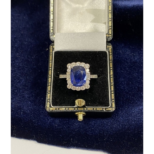 2 - A VERY BEAUTIFUL 18CT WHITE GOLD ART DECO INSPIRED CEYLON SAPPHIRE & DIAMOND CLUSTER RING, the centr... 